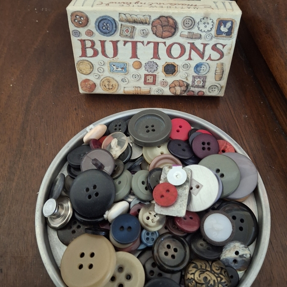 Vintage Button Box & Button Collection - Picture 3 of 5